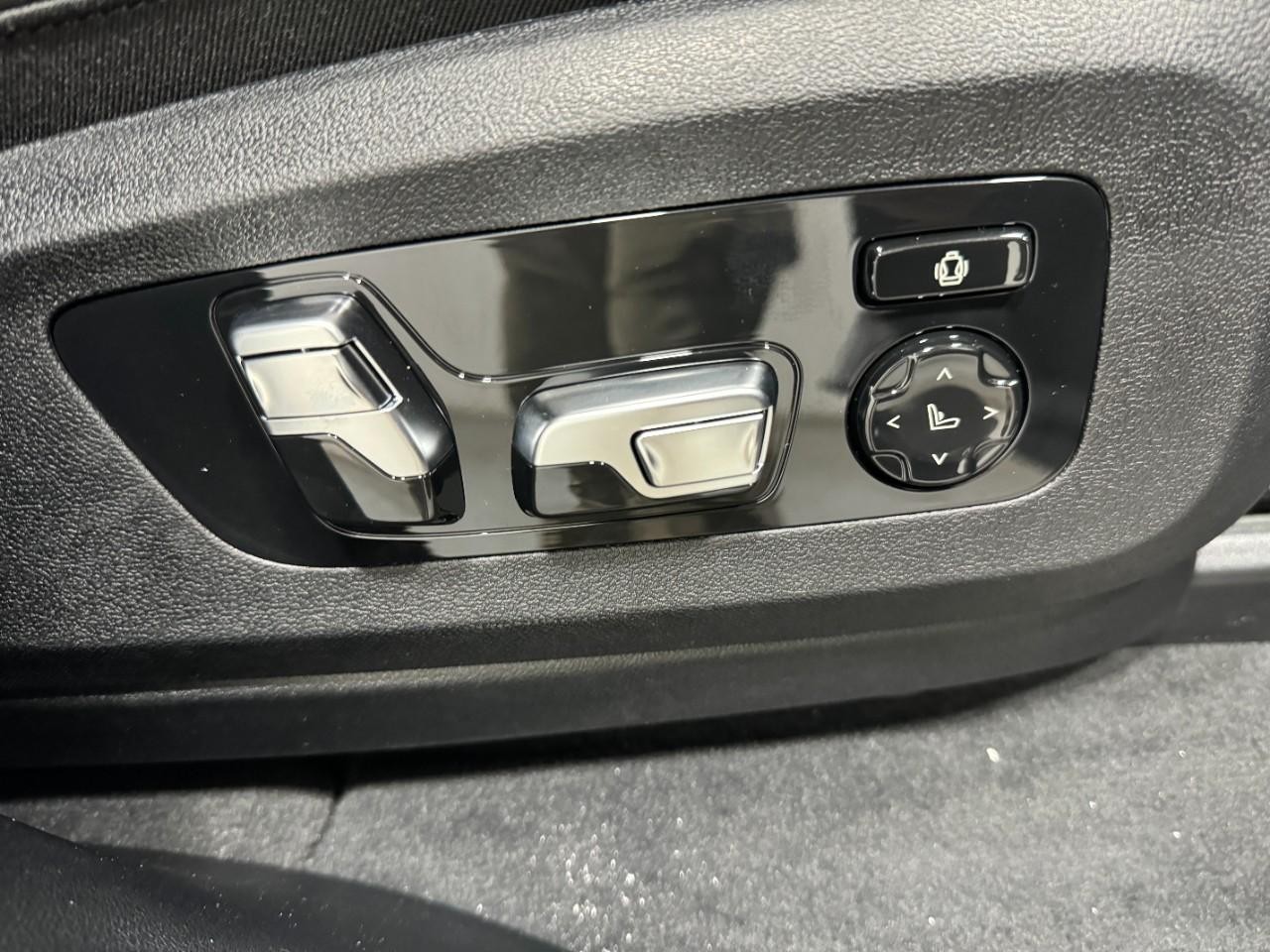 BMW X7 Vehicle Full-screen Gallery Image 22