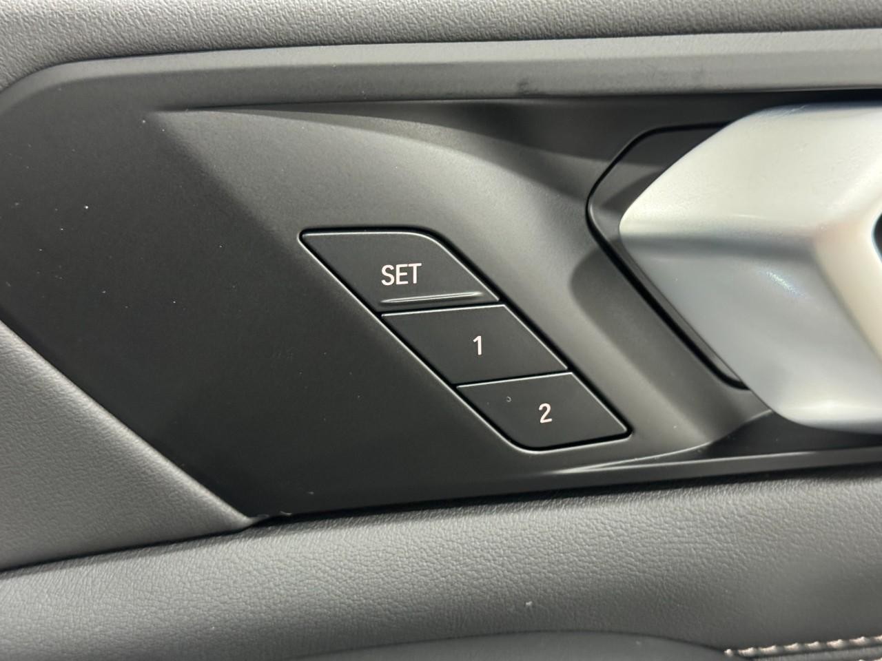 BMW X7 Vehicle Full-screen Gallery Image 23