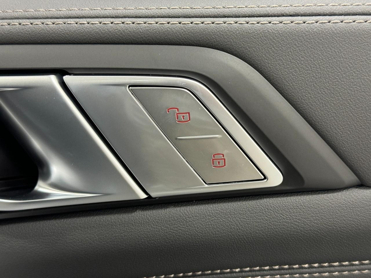 BMW X7 Vehicle Full-screen Gallery Image 24