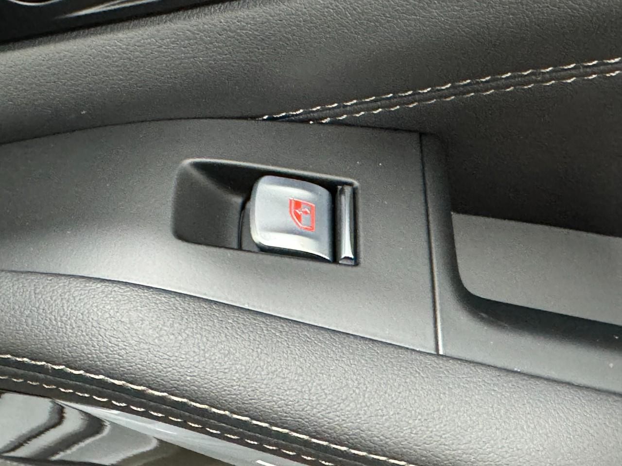 BMW X7 Vehicle Full-screen Gallery Image 25