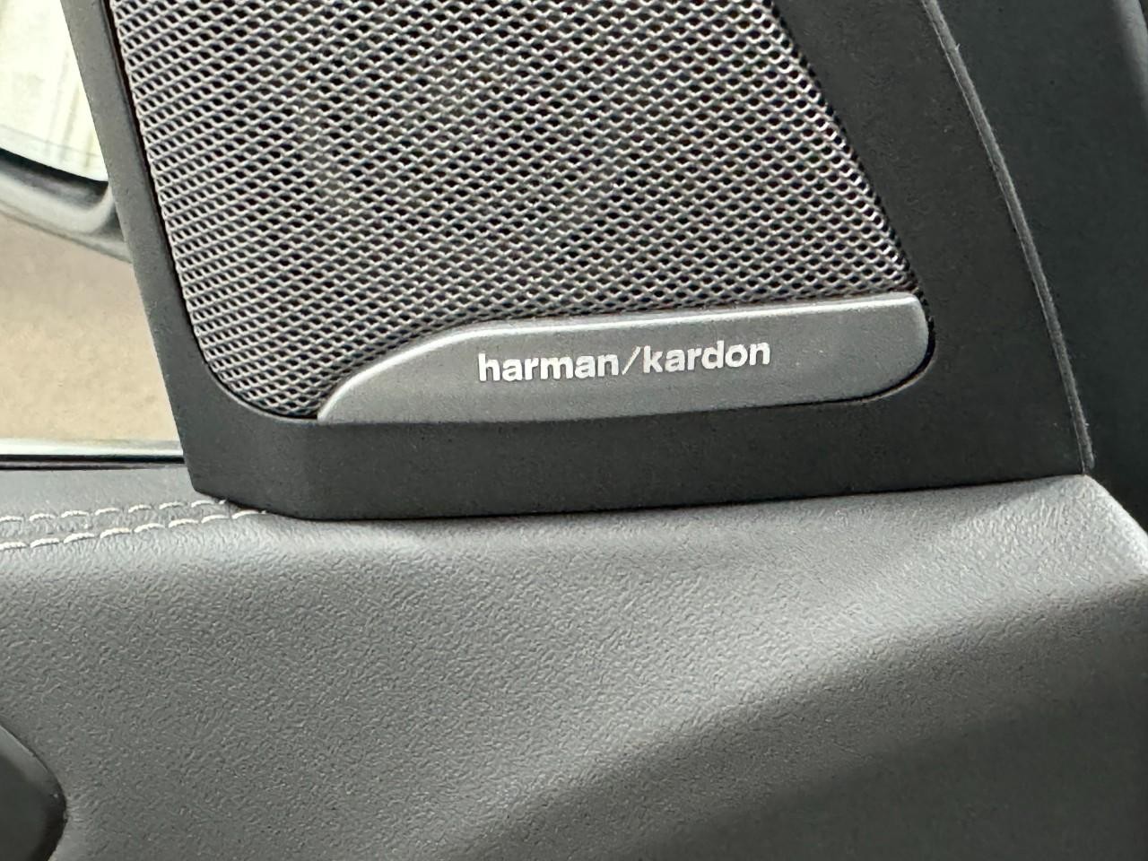 BMW X7 Vehicle Full-screen Gallery Image 26