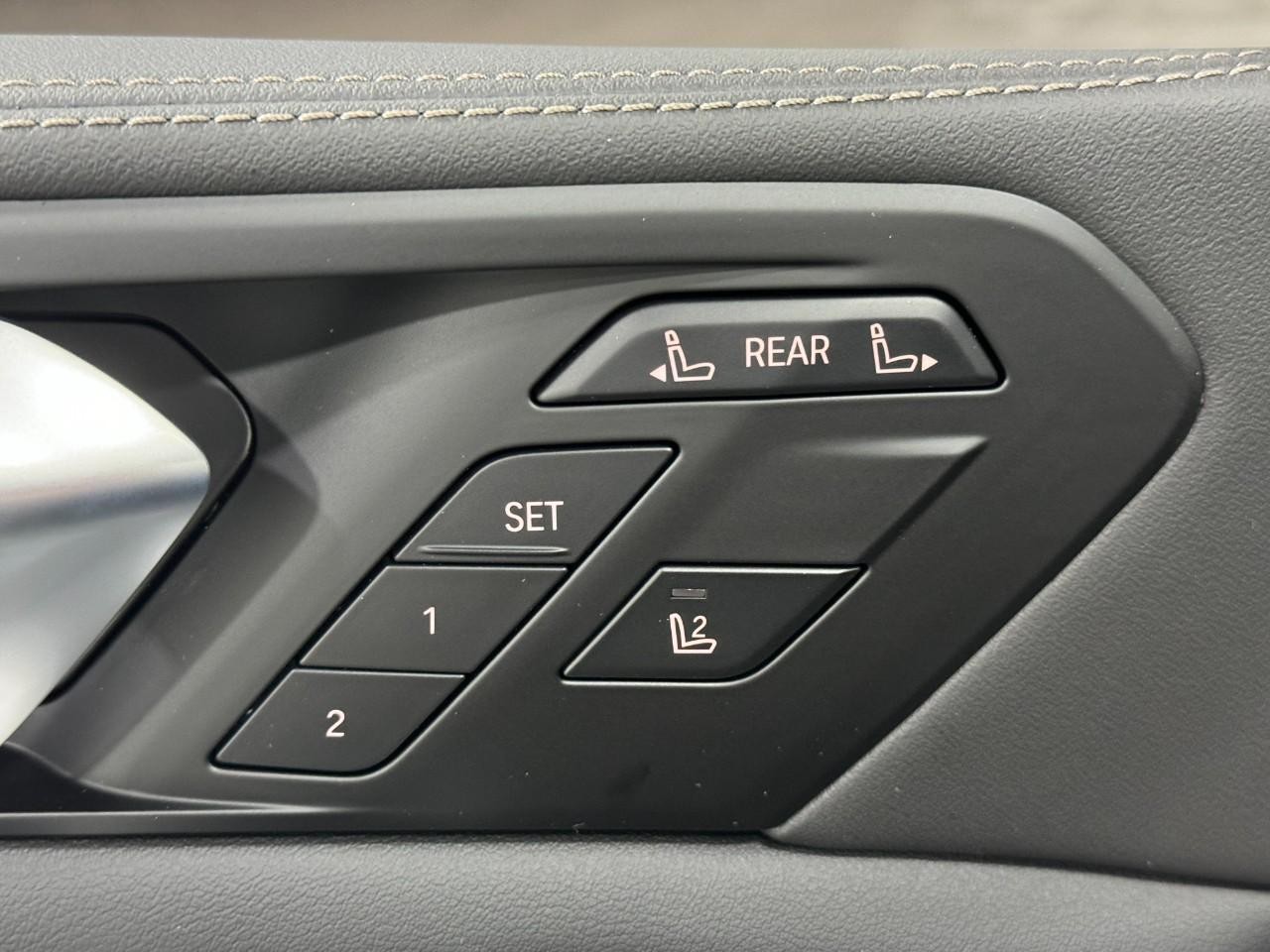 BMW X7 Vehicle Full-screen Gallery Image 27