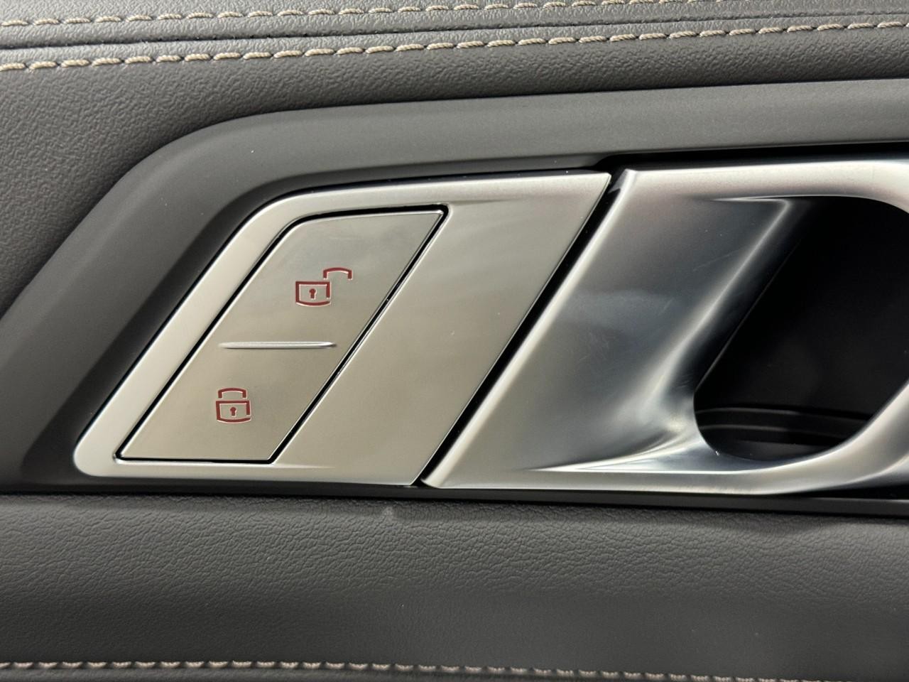 BMW X7 Vehicle Full-screen Gallery Image 28