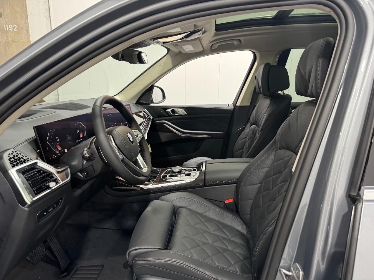 BMW X7 Vehicle Full-screen Gallery Image 30