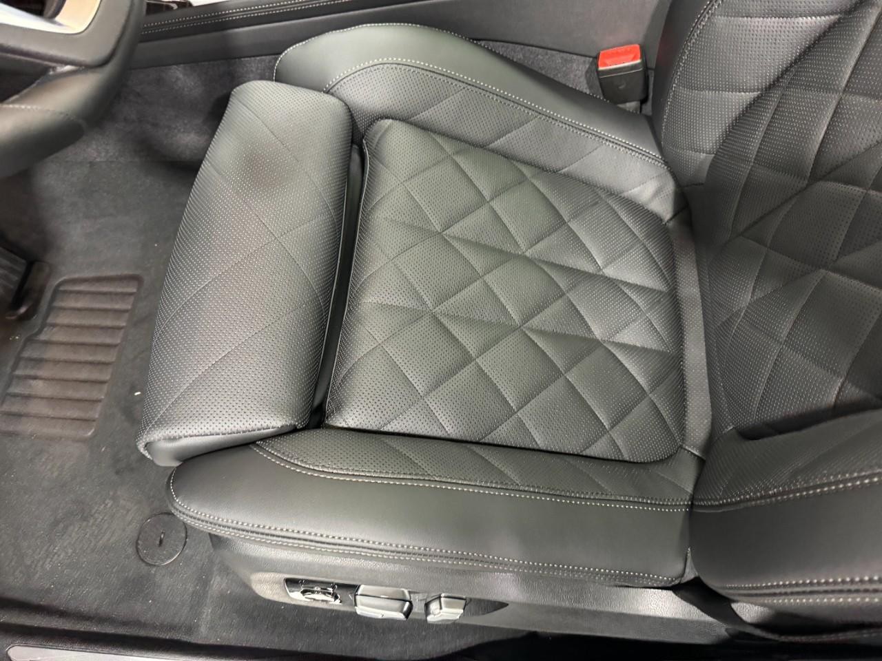 BMW X7 Vehicle Full-screen Gallery Image 31