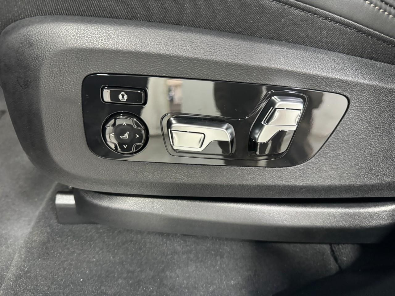 BMW X7 Vehicle Full-screen Gallery Image 32