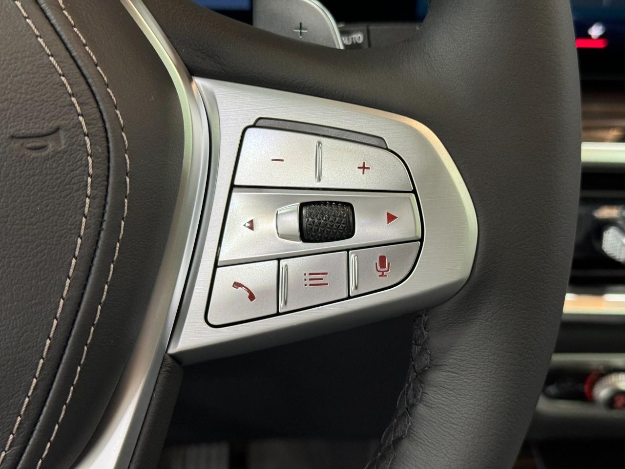 BMW X7 Vehicle Full-screen Gallery Image 35