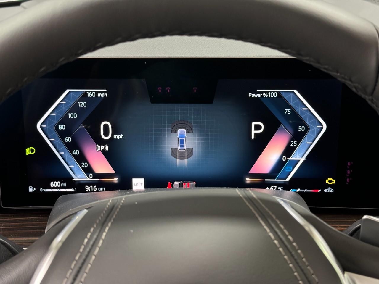 BMW X7 Vehicle Full-screen Gallery Image 36