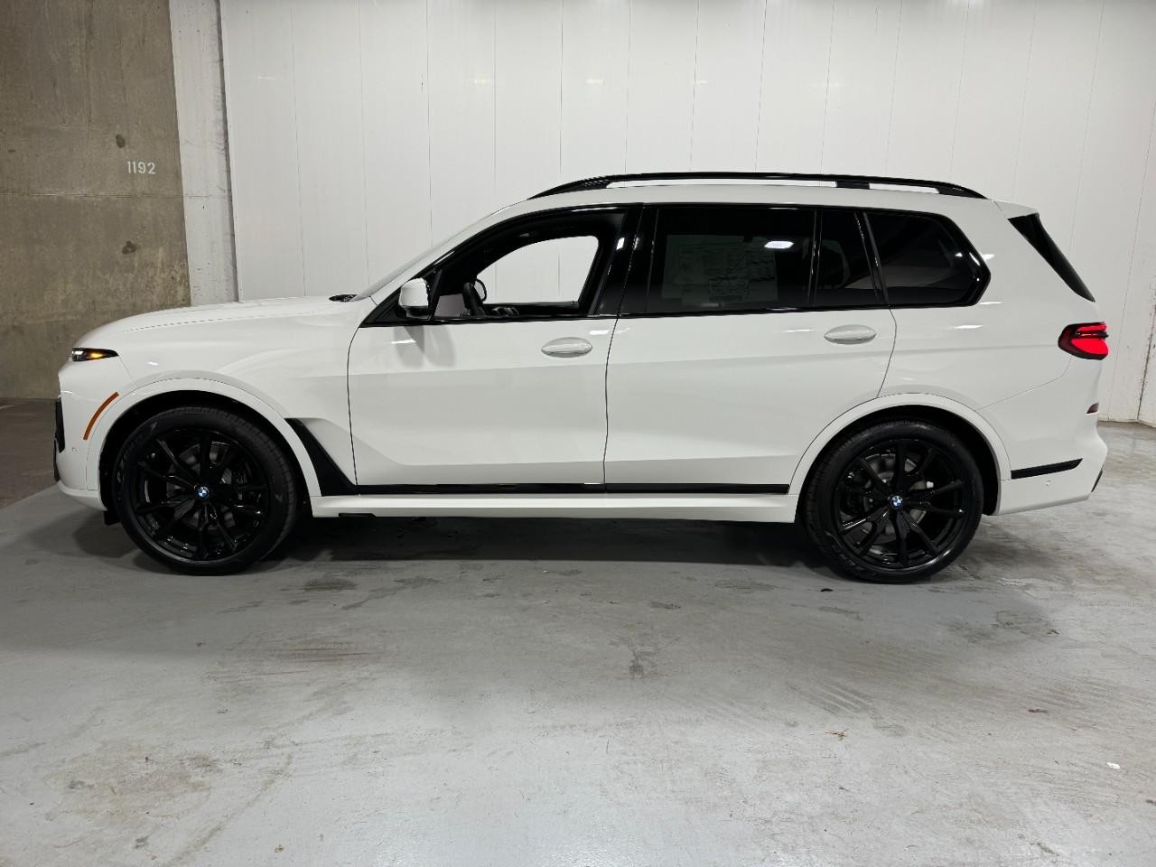 BMW X7 Vehicle Full-screen Gallery Image 2