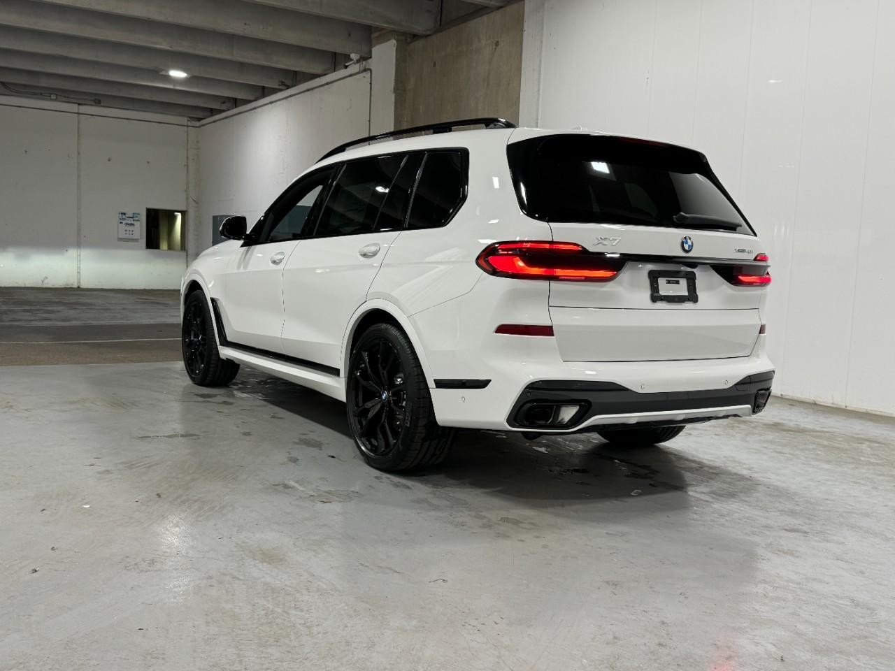 BMW X7 Vehicle Full-screen Gallery Image 3