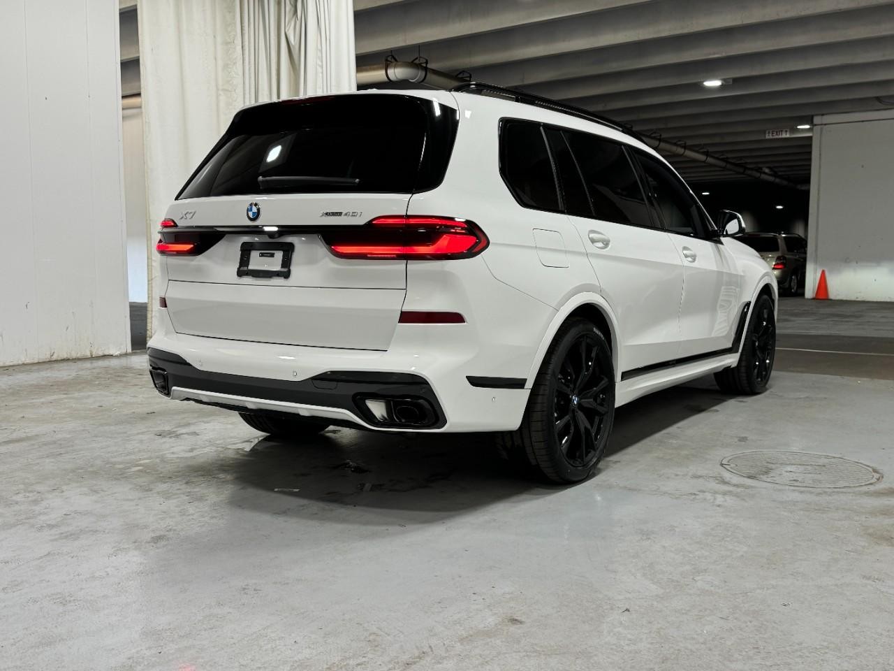 BMW X7 Vehicle Full-screen Gallery Image 4
