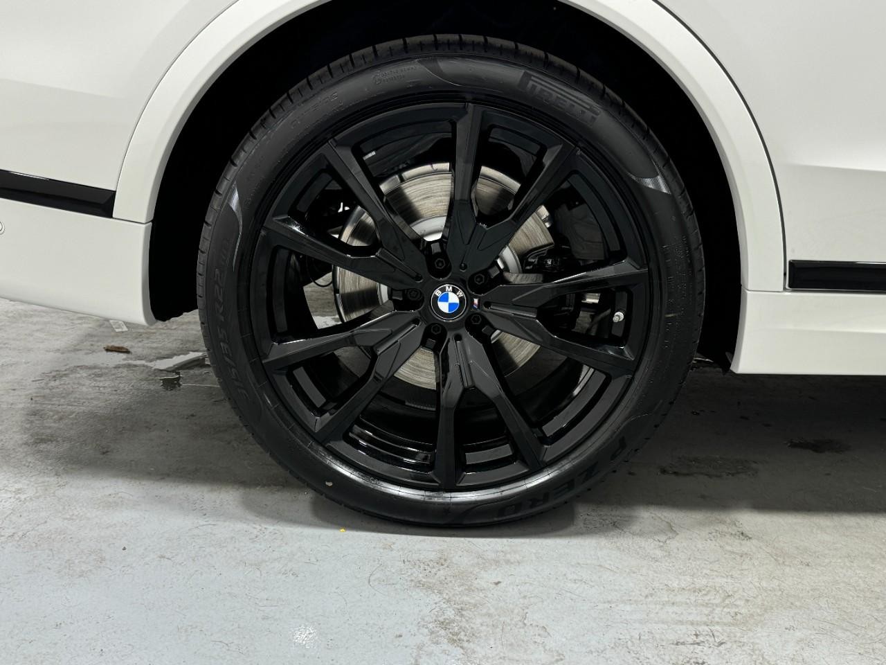 BMW X7 Vehicle Full-screen Gallery Image 5