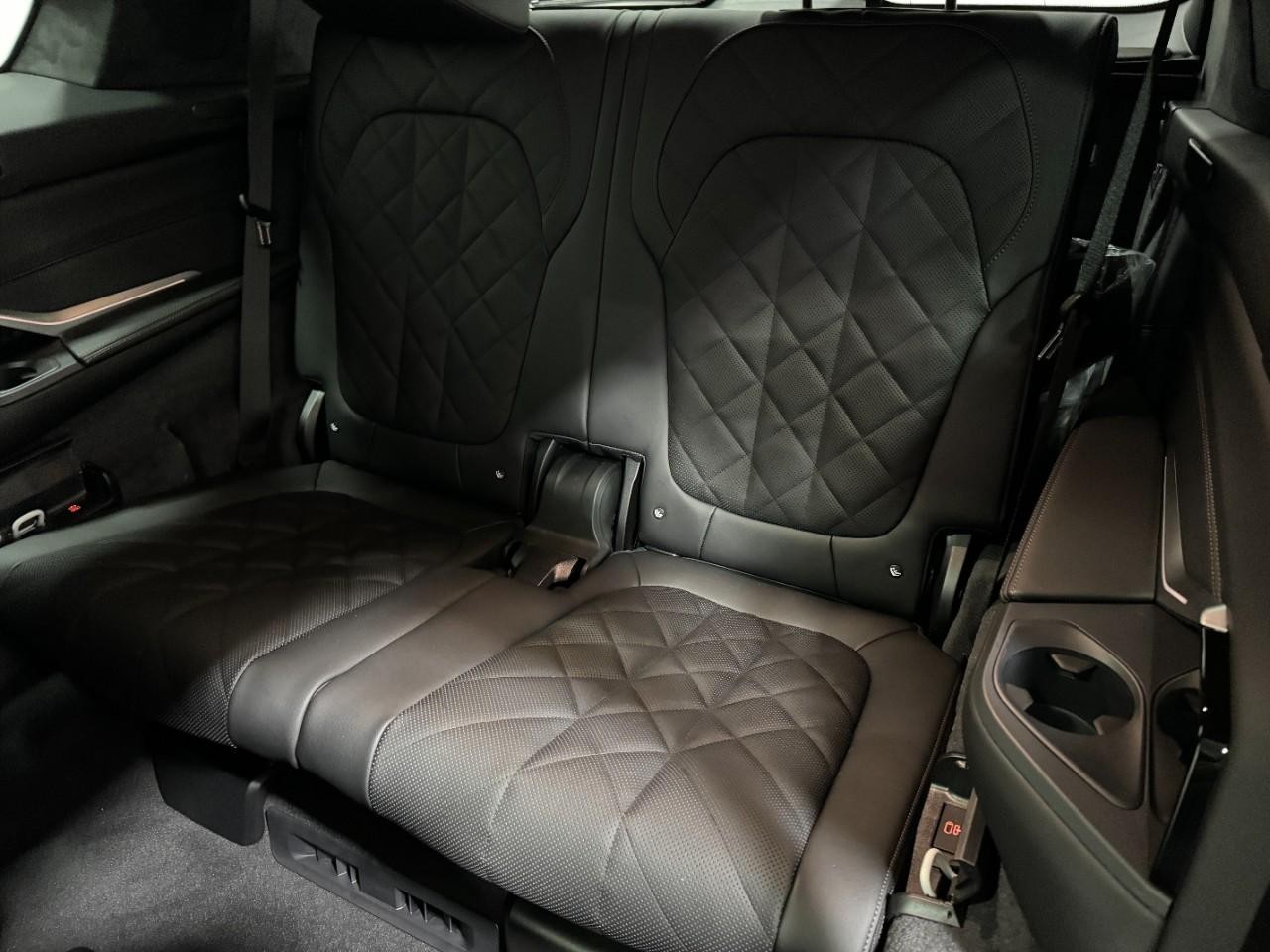 BMW X7 Vehicle Full-screen Gallery Image 8