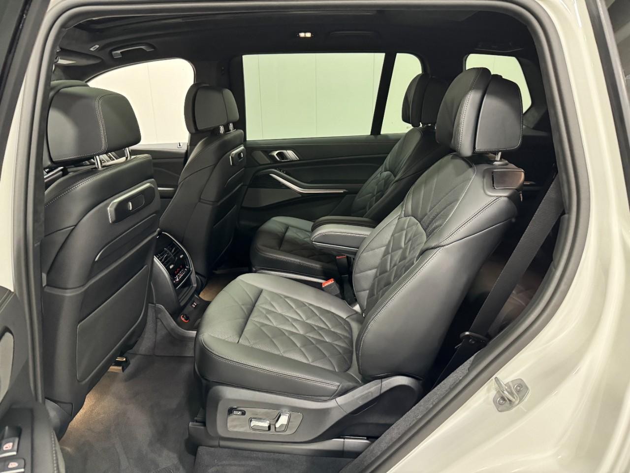 BMW X7 Vehicle Full-screen Gallery Image 9