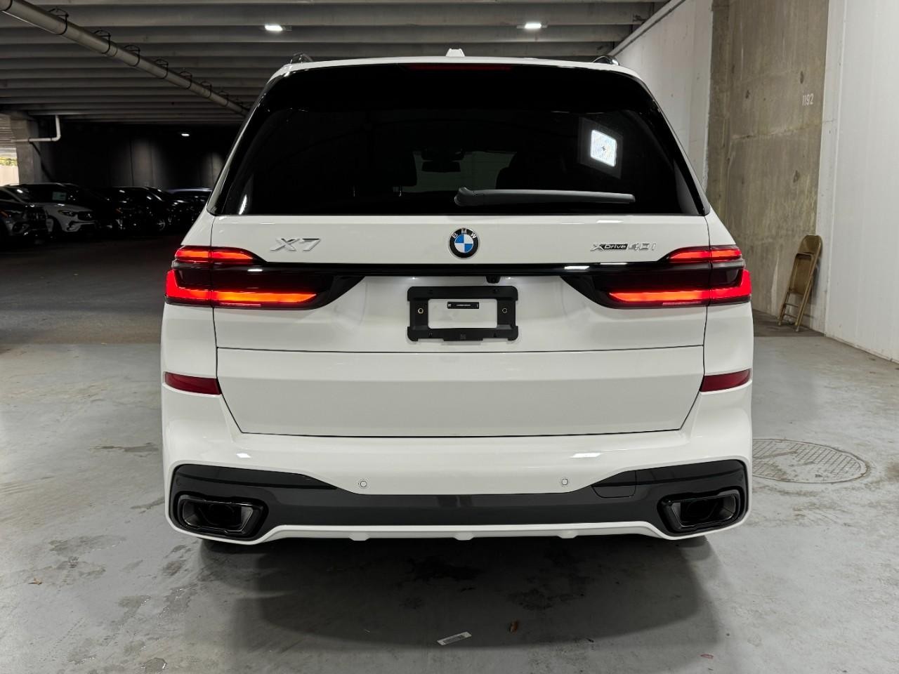 BMW X7 Vehicle Full-screen Gallery Image 10