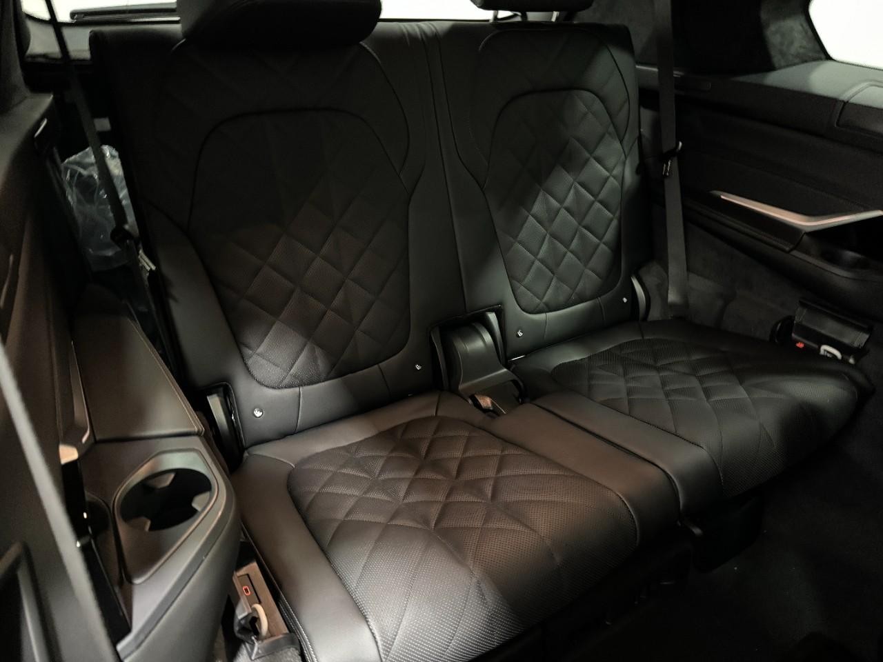 BMW X7 Vehicle Full-screen Gallery Image 11