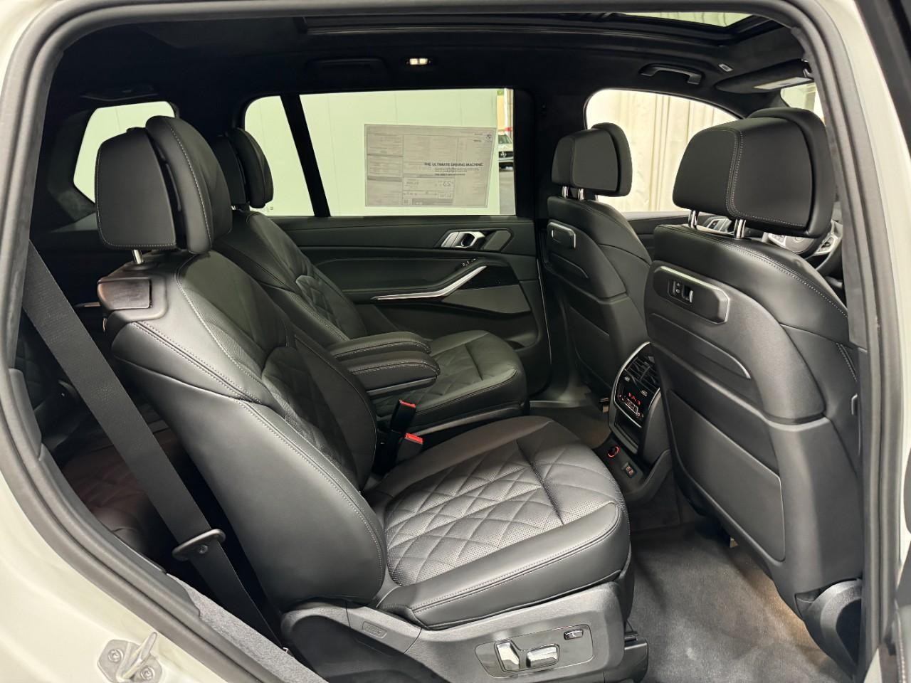 BMW X7 Vehicle Full-screen Gallery Image 12