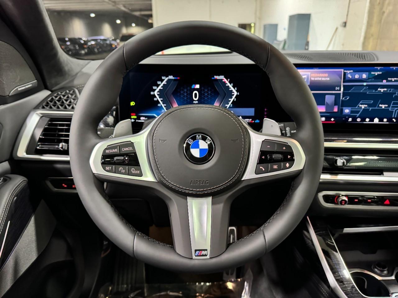 BMW X7 Vehicle Full-screen Gallery Image 16