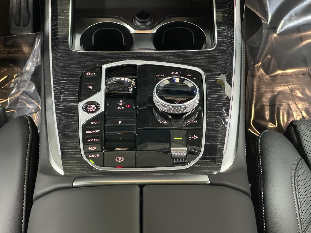 BMW X7 Vehicle Full-screen Gallery Image 18