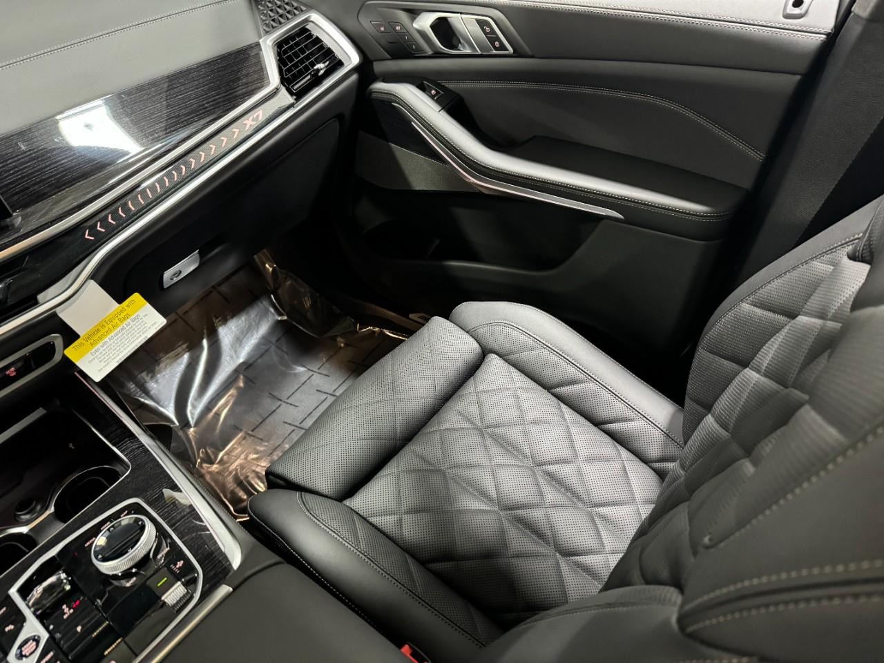 BMW X7 Vehicle Full-screen Gallery Image 19