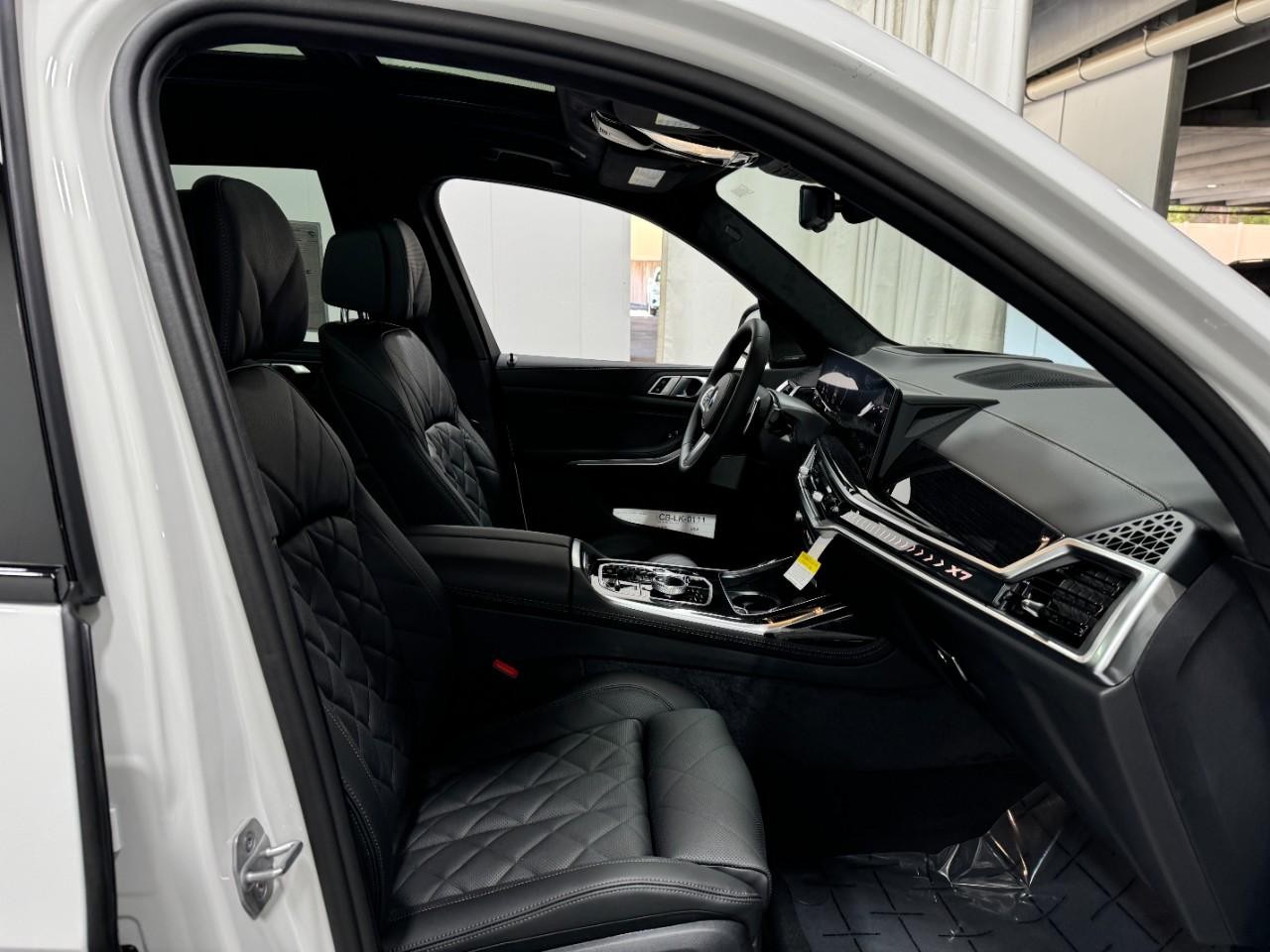 BMW X7 Vehicle Full-screen Gallery Image 20