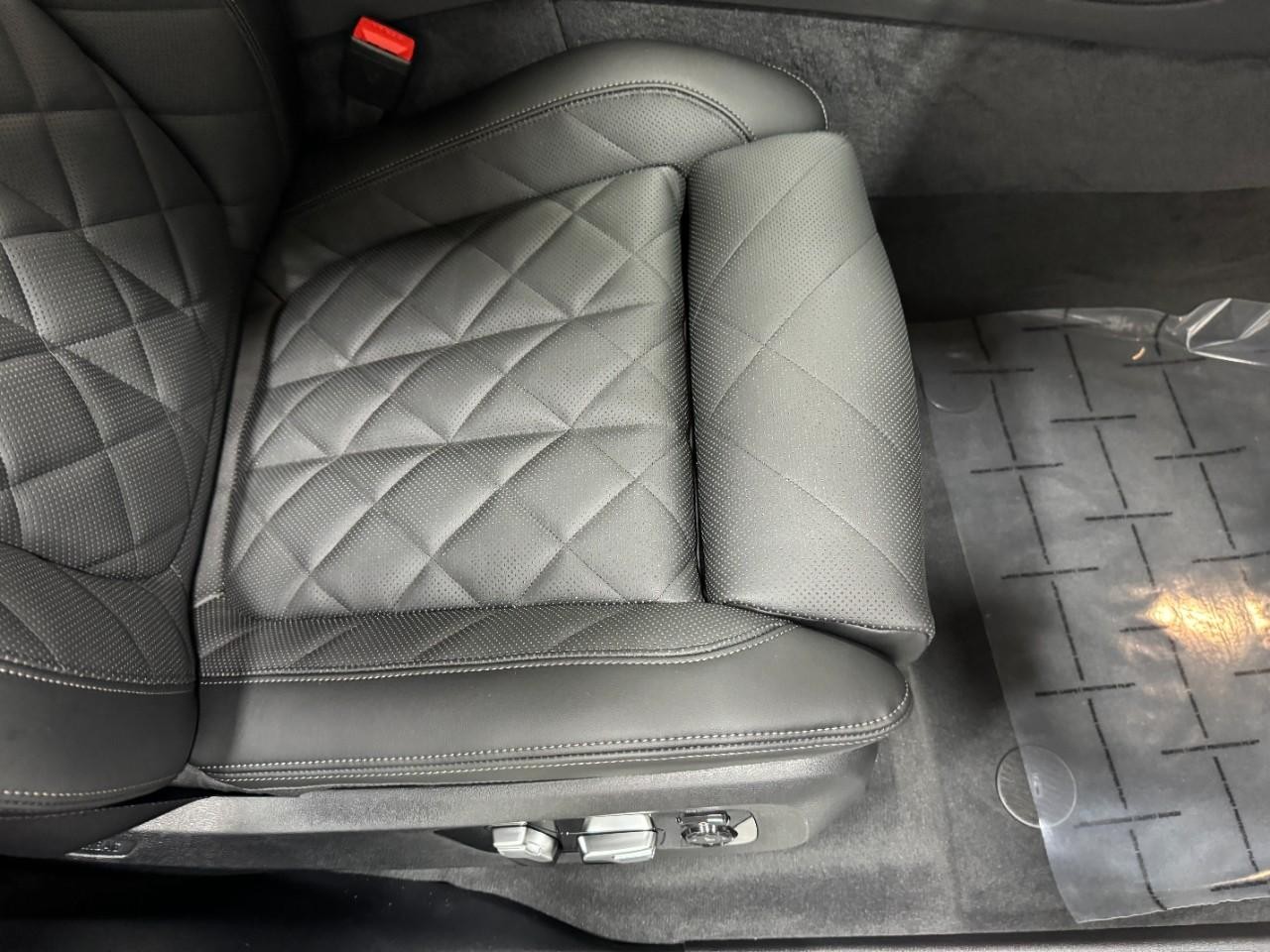 BMW X7 Vehicle Full-screen Gallery Image 21