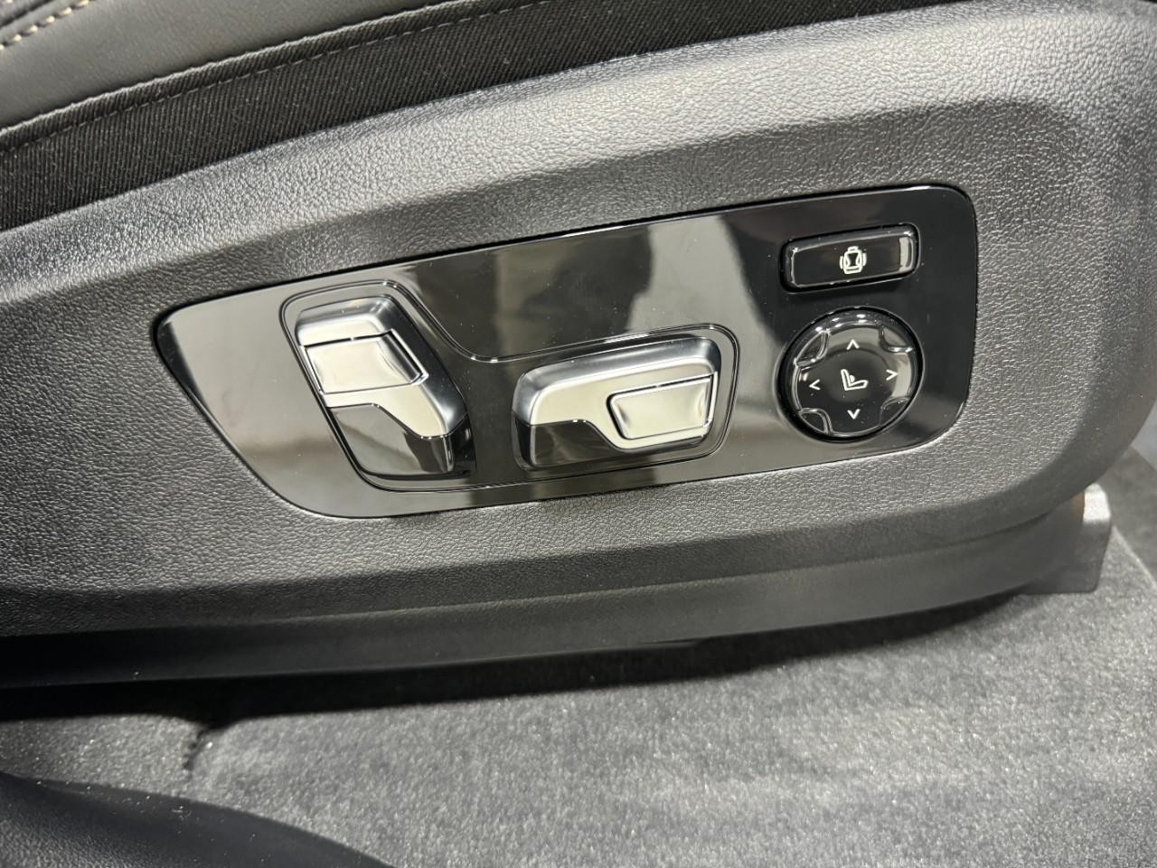 BMW X7 Vehicle Full-screen Gallery Image 22