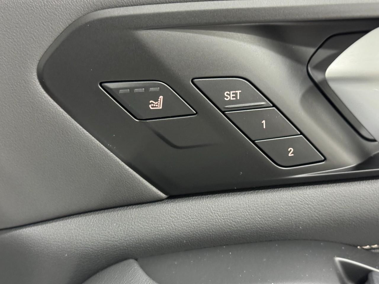 BMW X7 Vehicle Full-screen Gallery Image 23