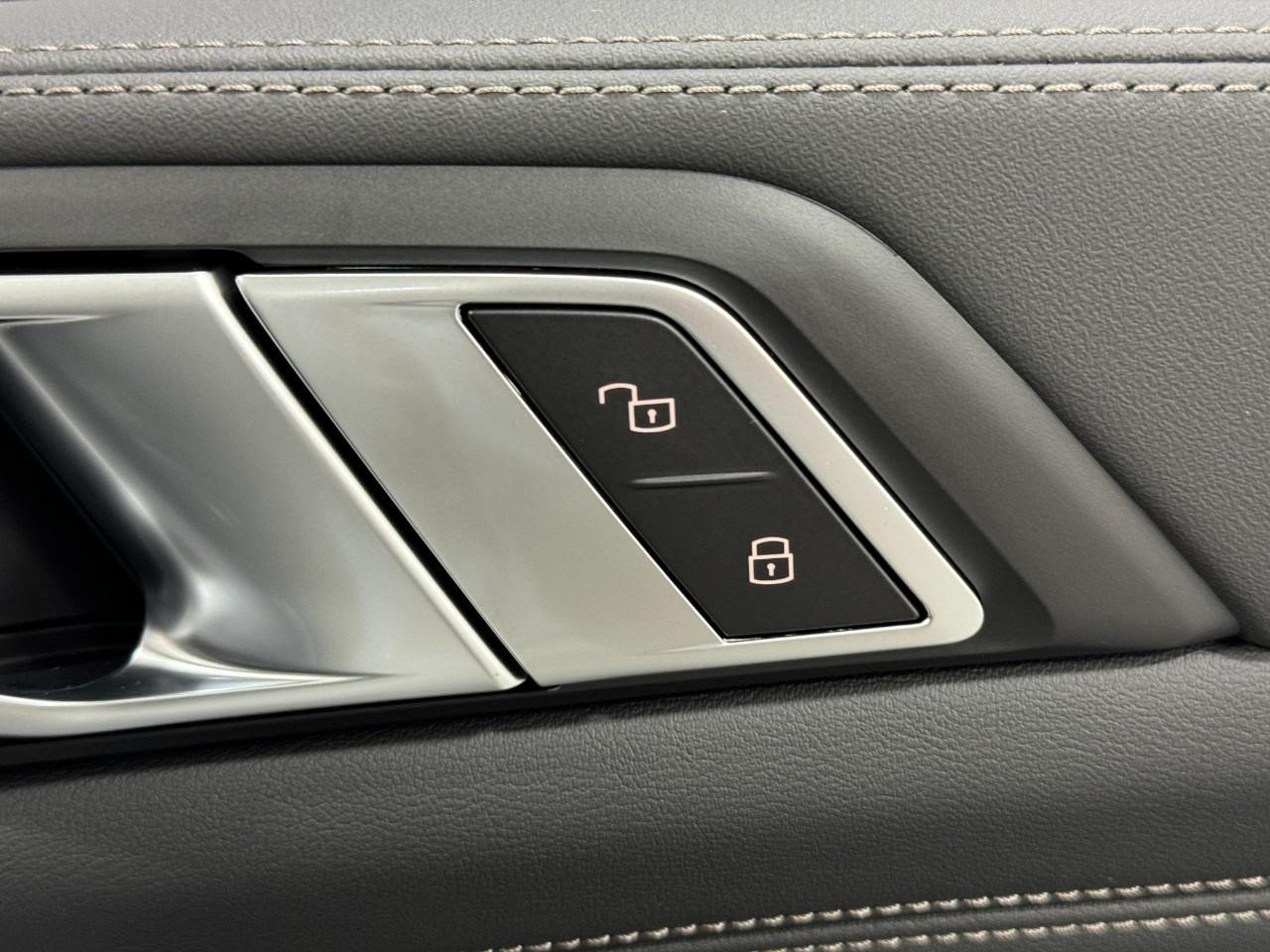 BMW X7 Vehicle Full-screen Gallery Image 24