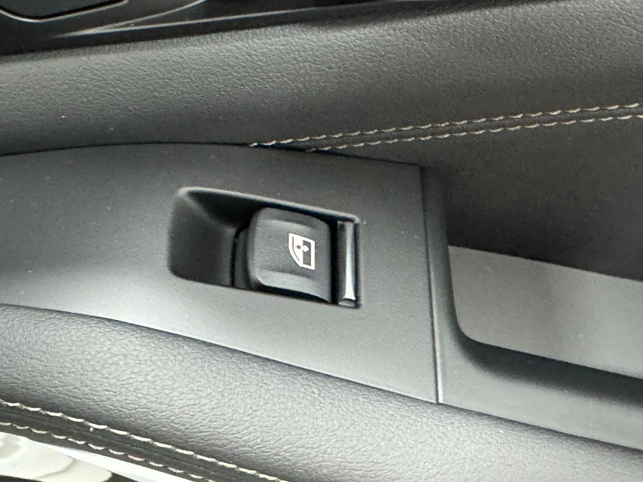 BMW X7 Vehicle Full-screen Gallery Image 25