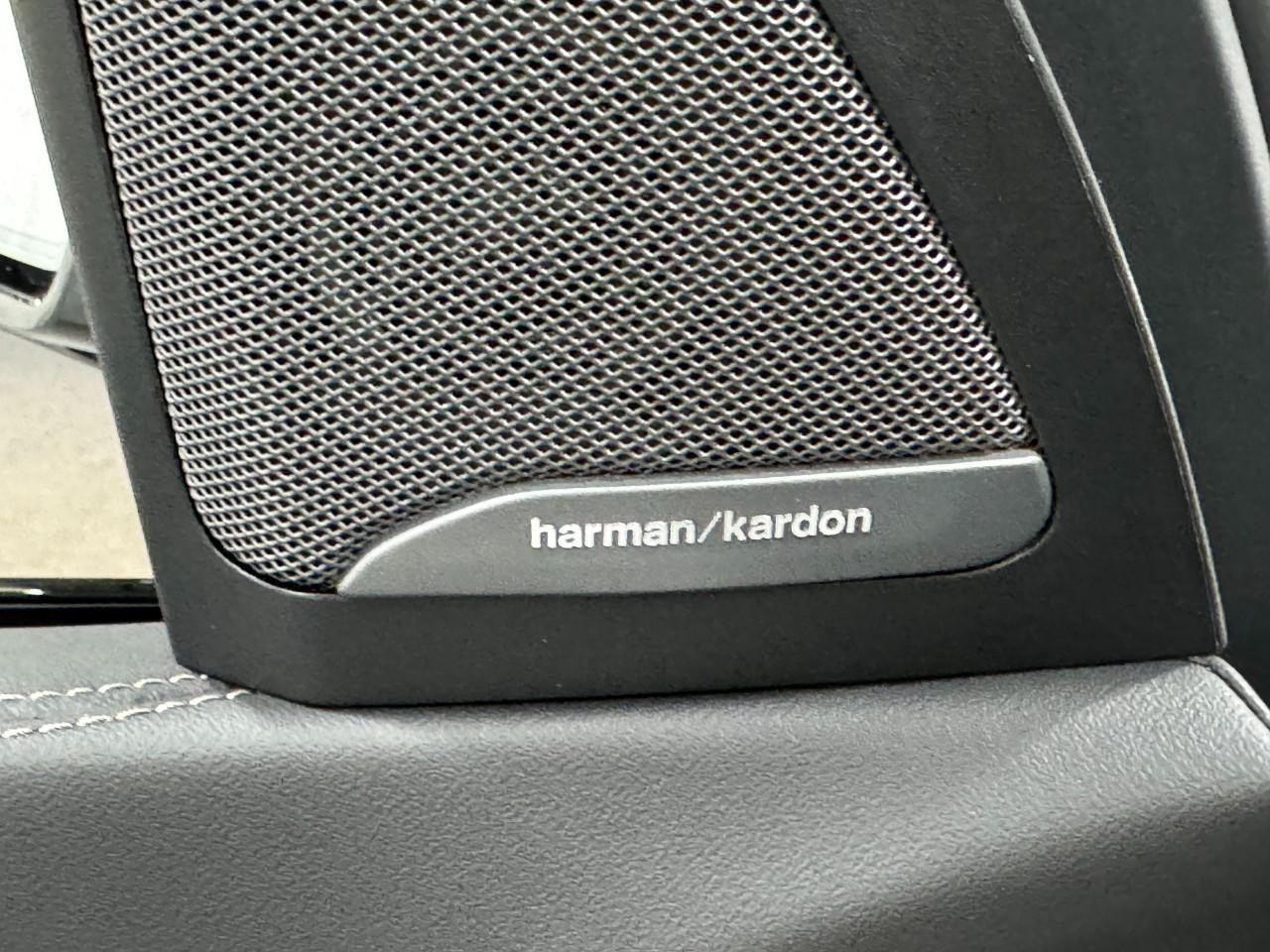 BMW X7 Vehicle Full-screen Gallery Image 26