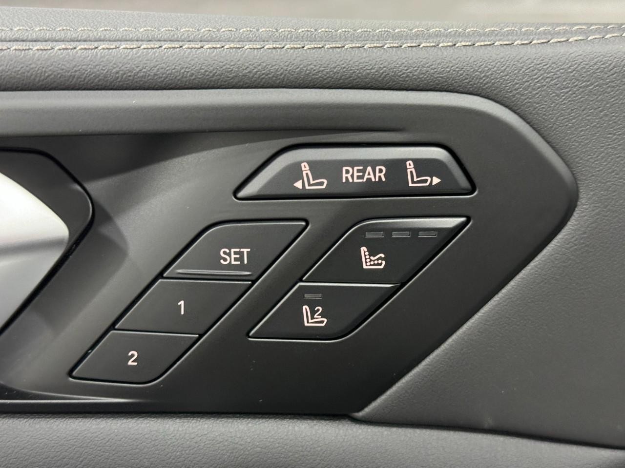 BMW X7 Vehicle Full-screen Gallery Image 27