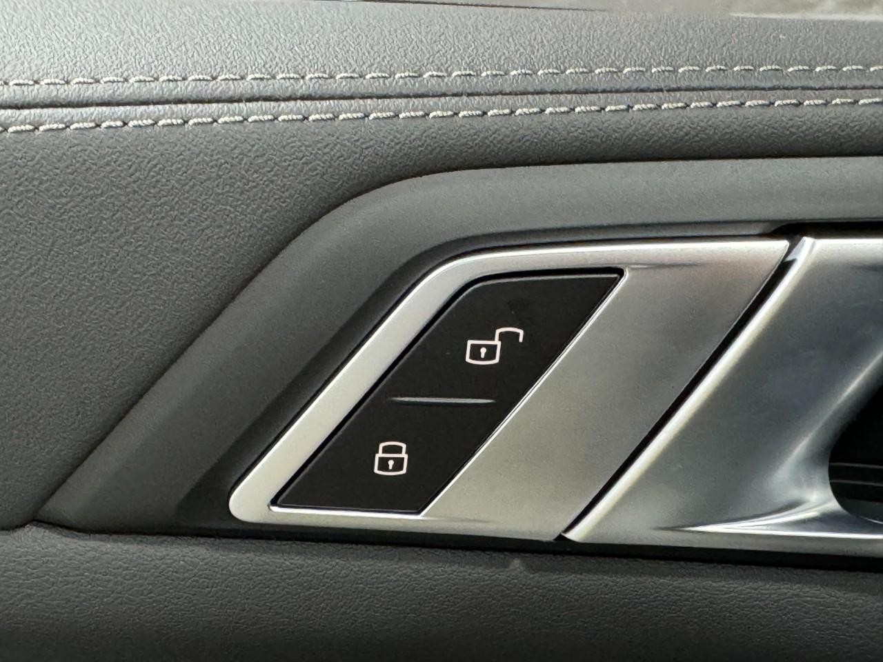 BMW X7 Vehicle Full-screen Gallery Image 28