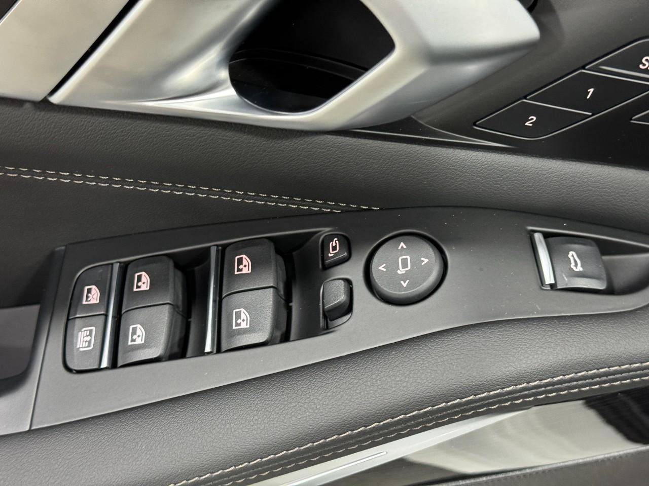 BMW X7 Vehicle Full-screen Gallery Image 29