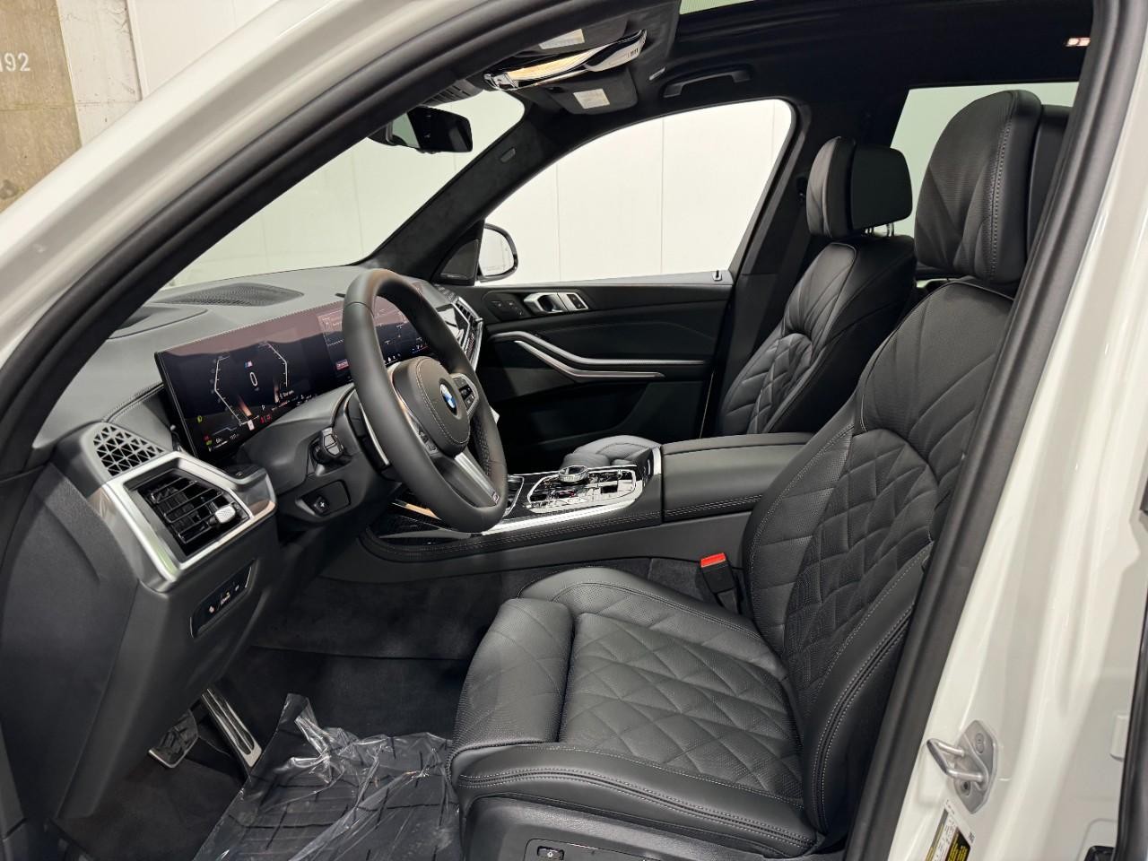 BMW X7 Vehicle Full-screen Gallery Image 30