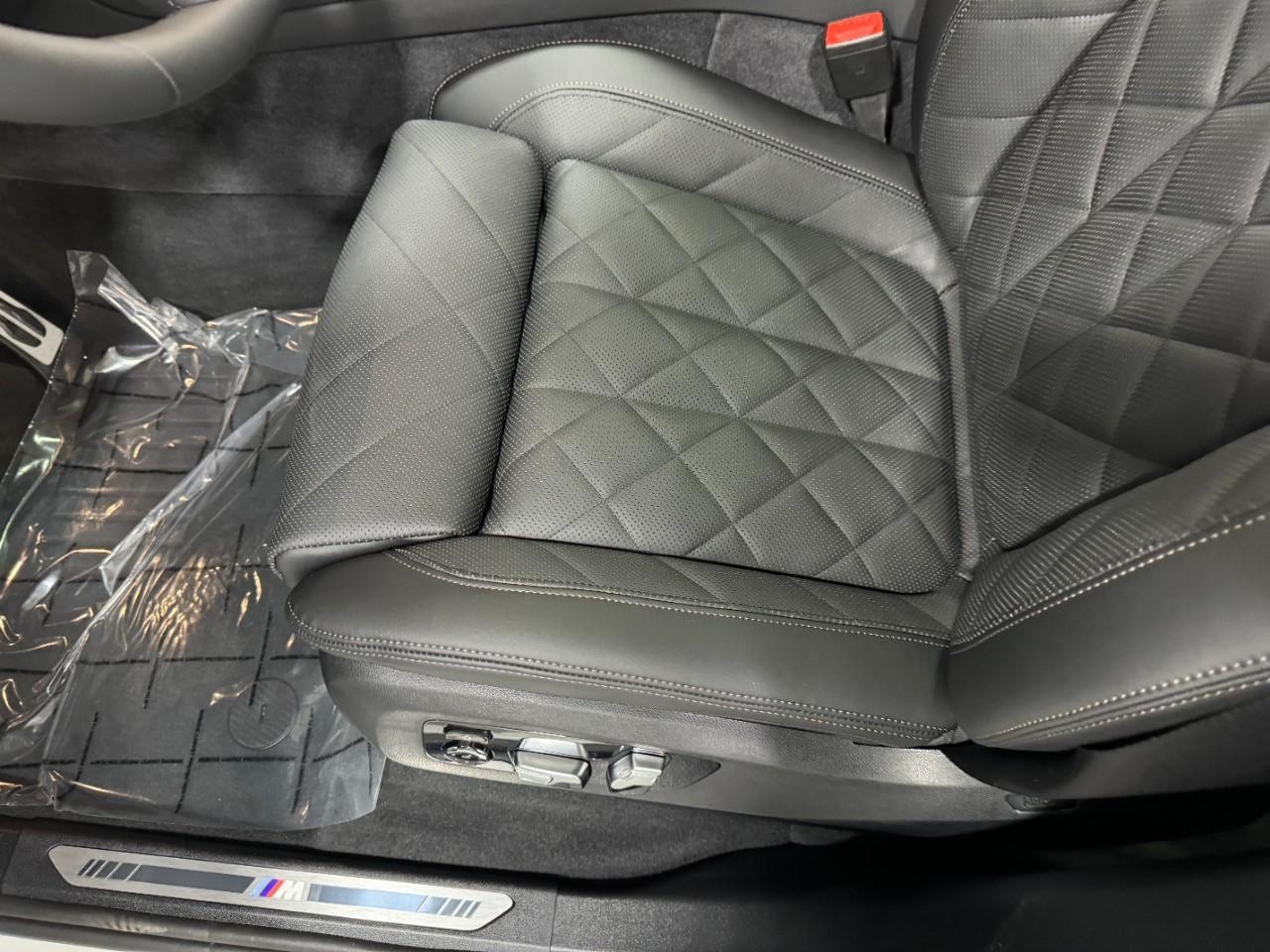 BMW X7 Vehicle Full-screen Gallery Image 31