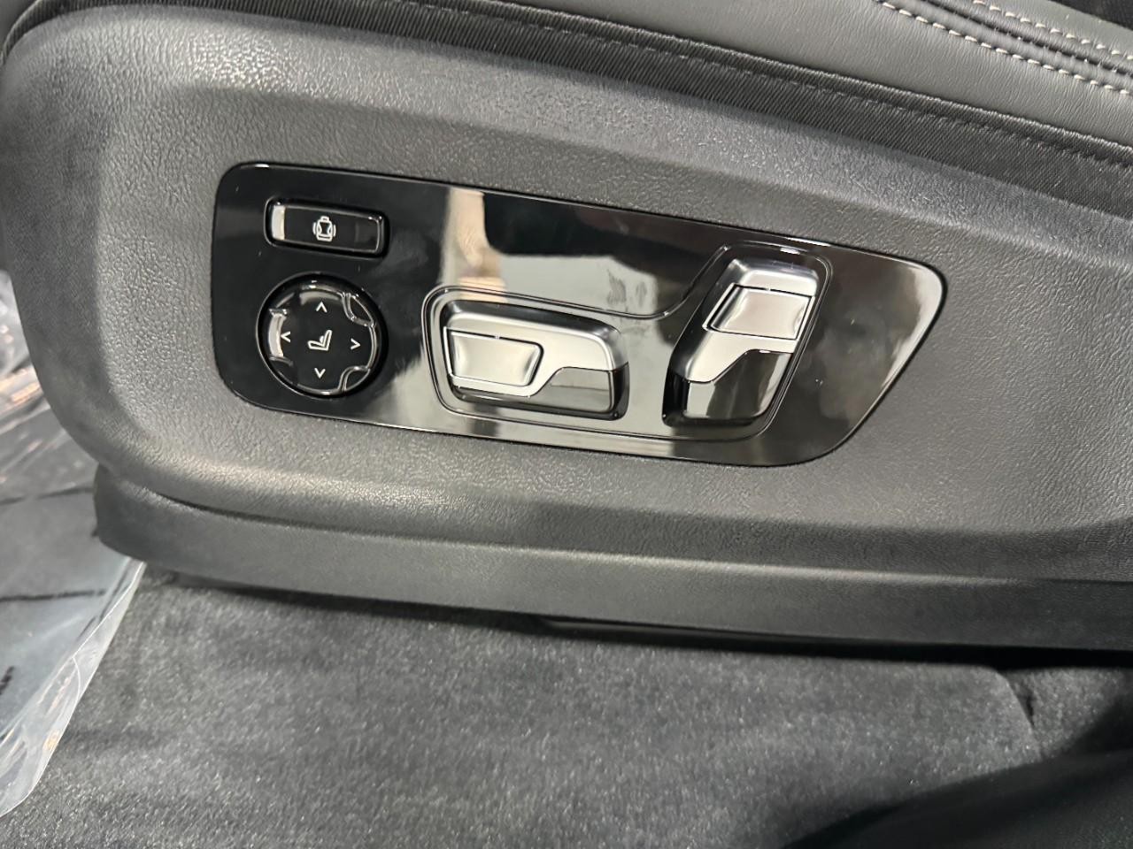 BMW X7 Vehicle Full-screen Gallery Image 32