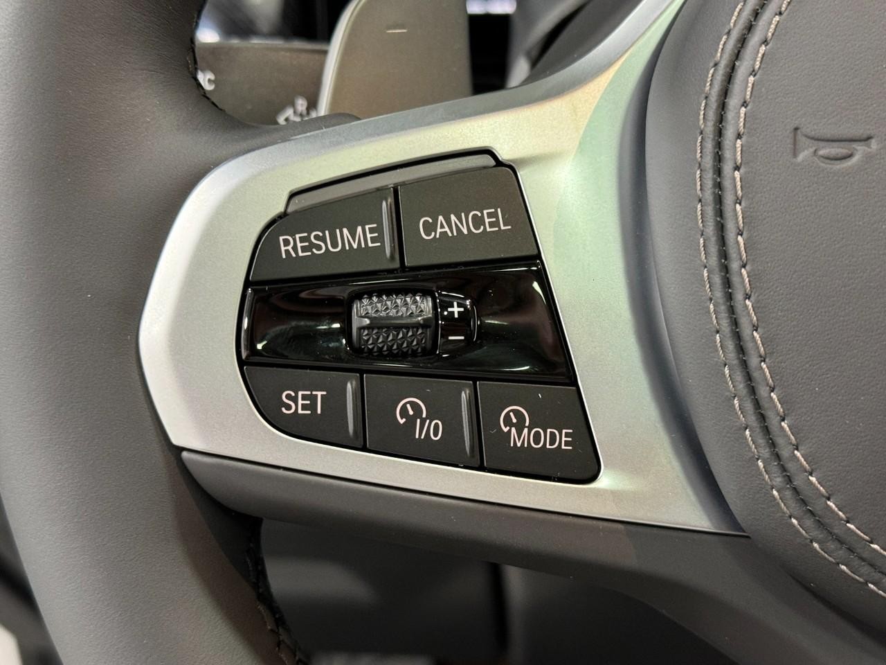 BMW X7 Vehicle Full-screen Gallery Image 34