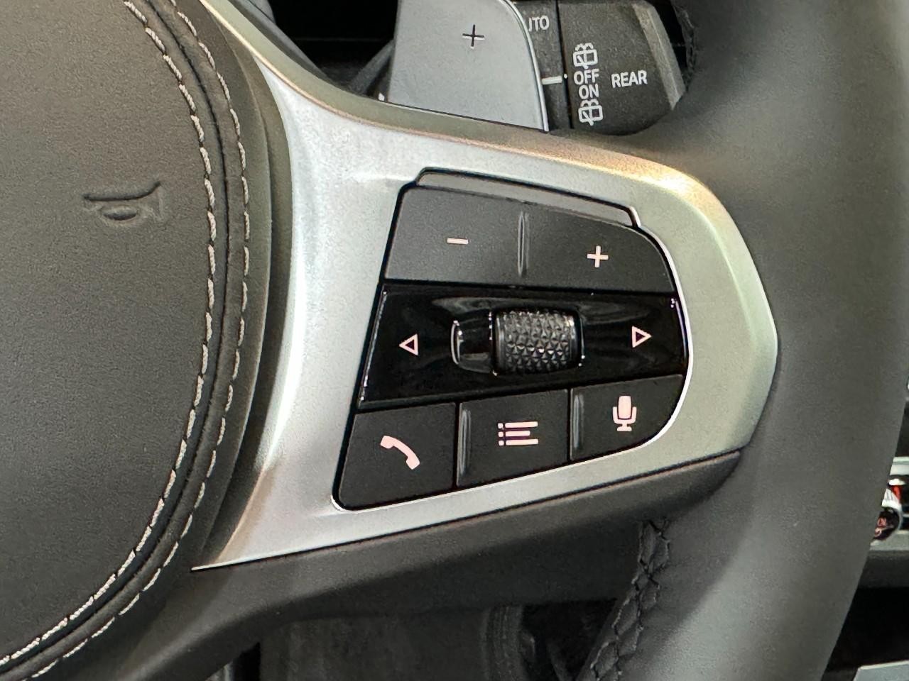 BMW X7 Vehicle Full-screen Gallery Image 35