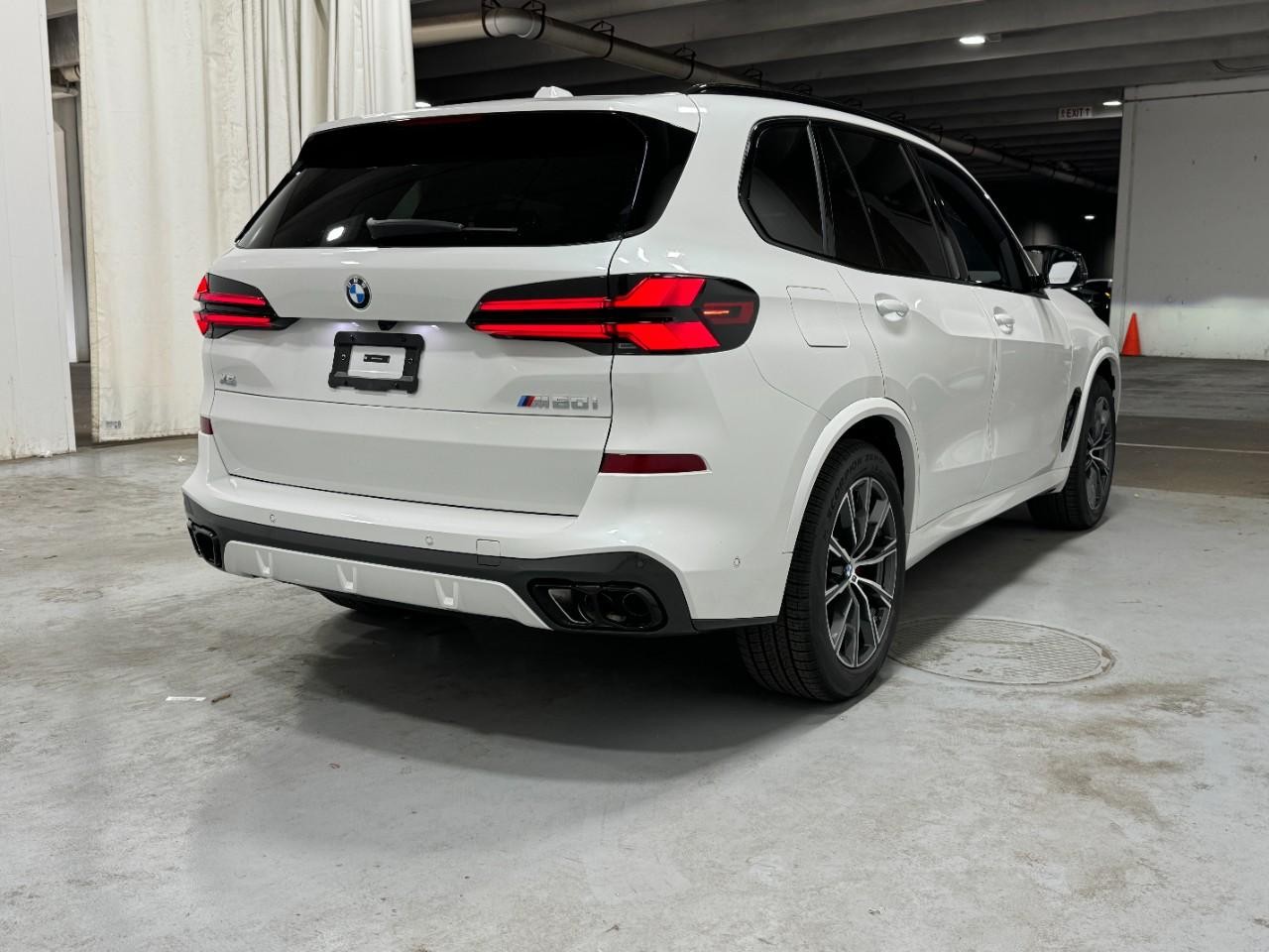 BMW X5 Vehicle Full-screen Gallery Image 4