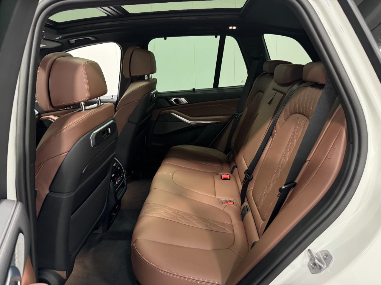 BMW X5 Vehicle Full-screen Gallery Image 8