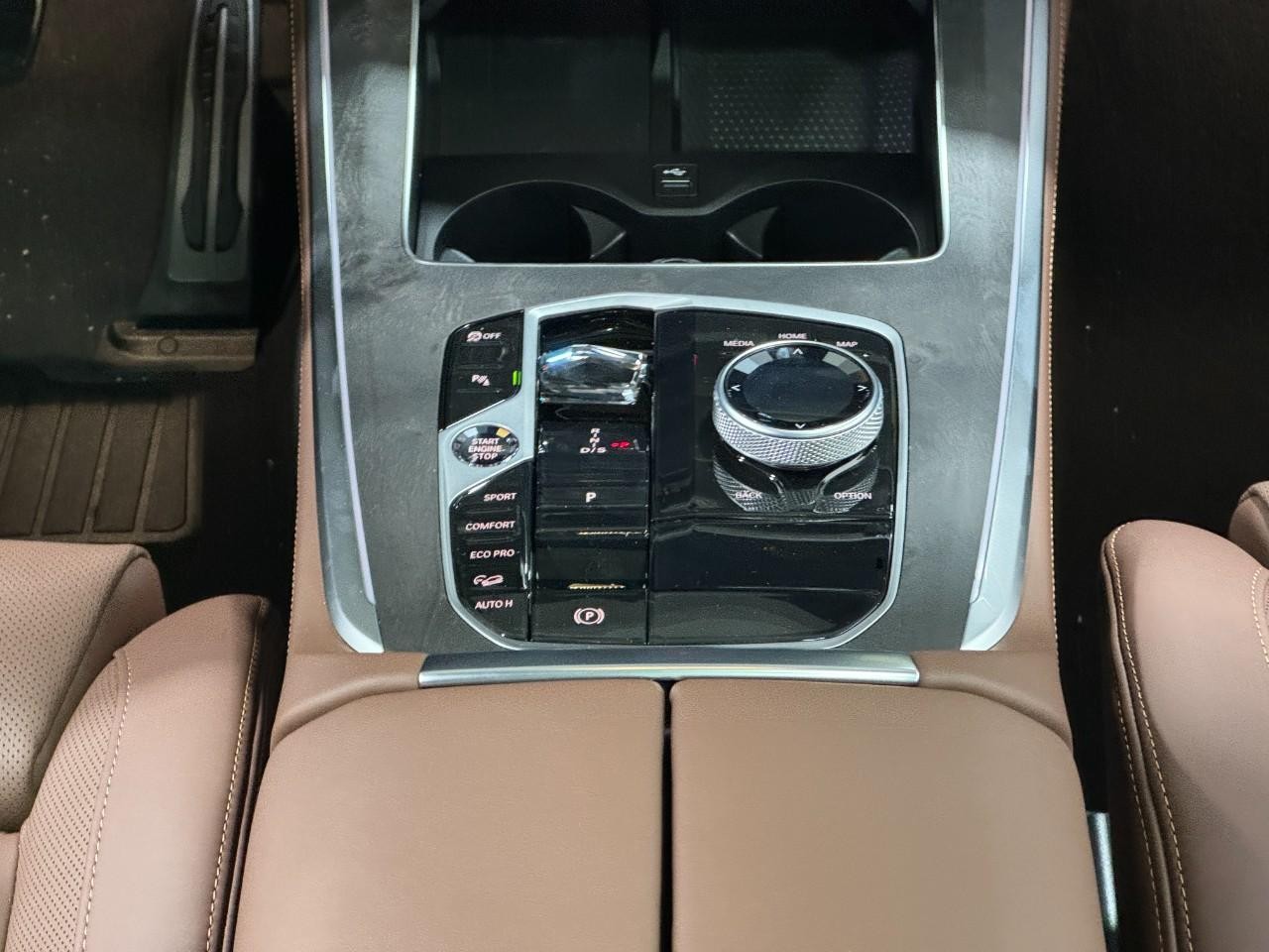 BMW X5 Vehicle Full-screen Gallery Image 16