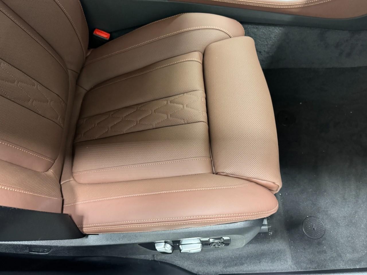 BMW X5 Vehicle Full-screen Gallery Image 19