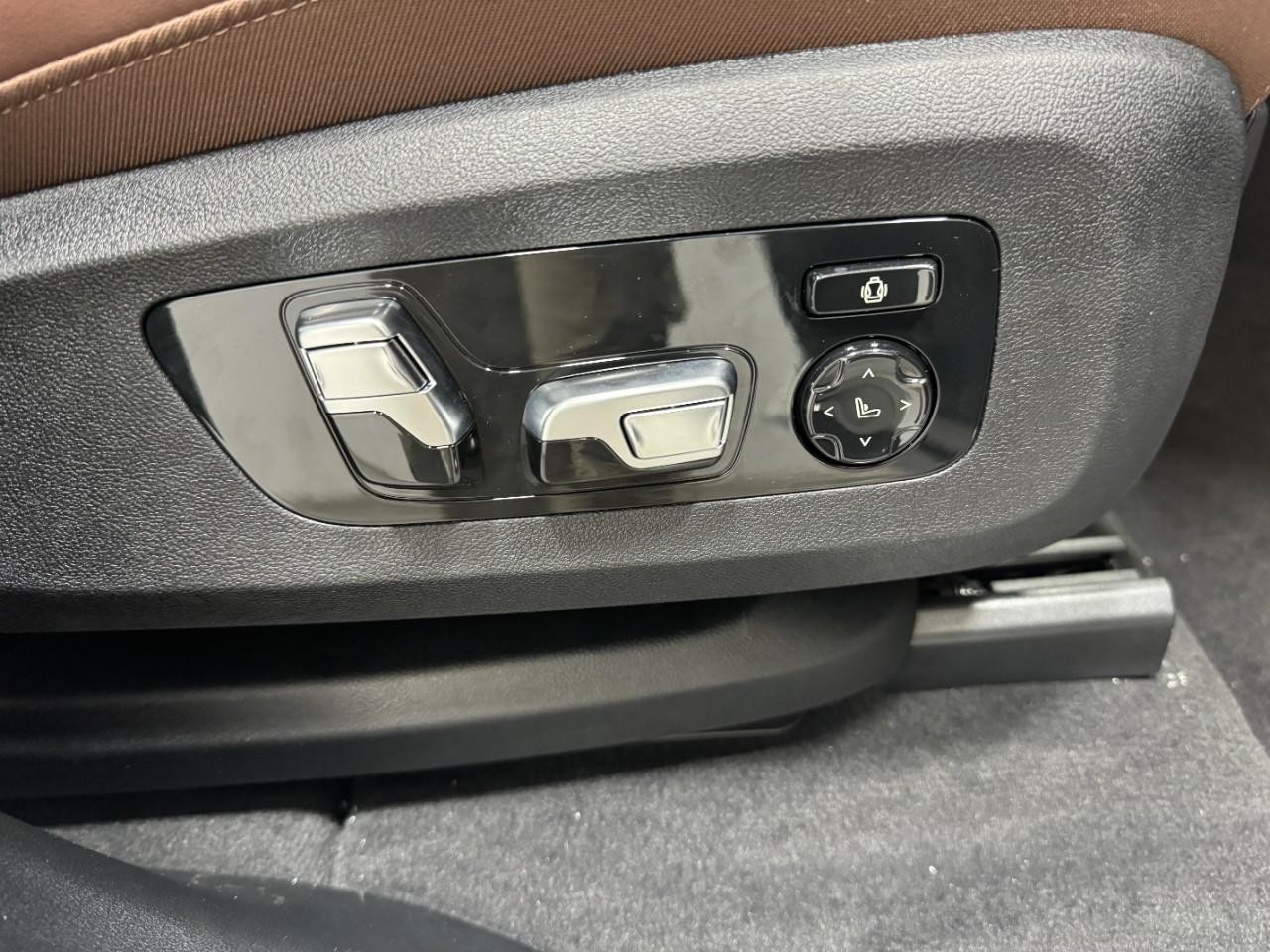 BMW X5 Vehicle Full-screen Gallery Image 20