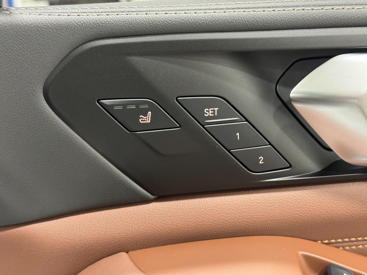 BMW X5 Vehicle Full-screen Gallery Image 21