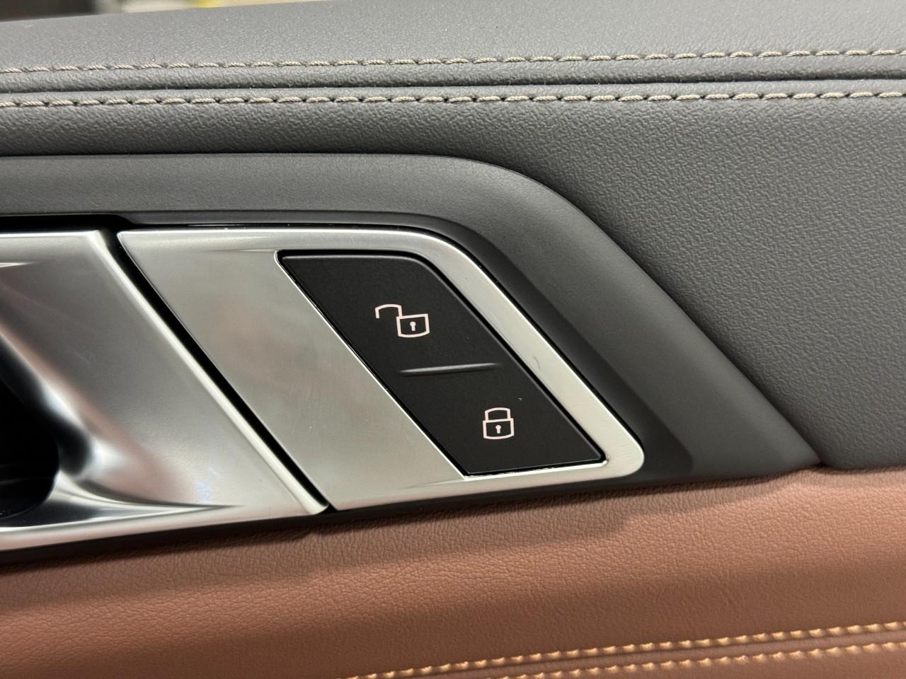 BMW X5 Vehicle Full-screen Gallery Image 22