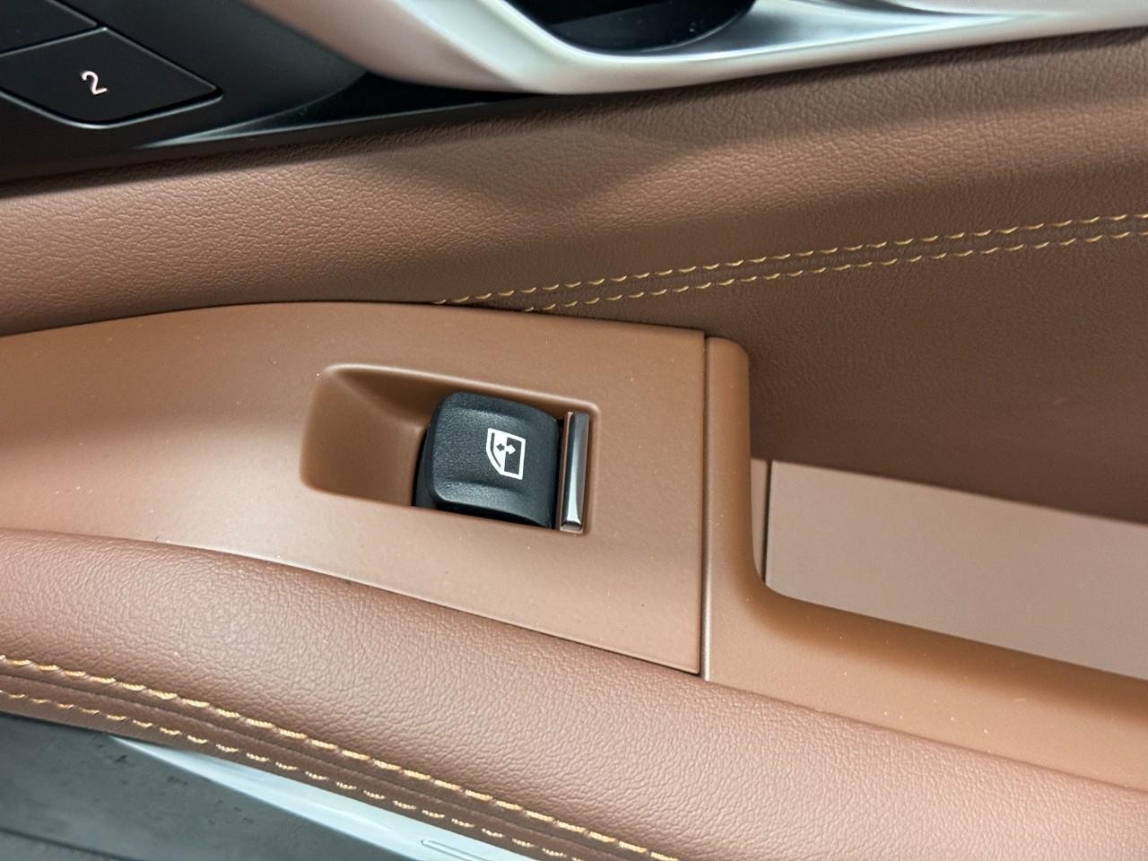 BMW X5 Vehicle Full-screen Gallery Image 23