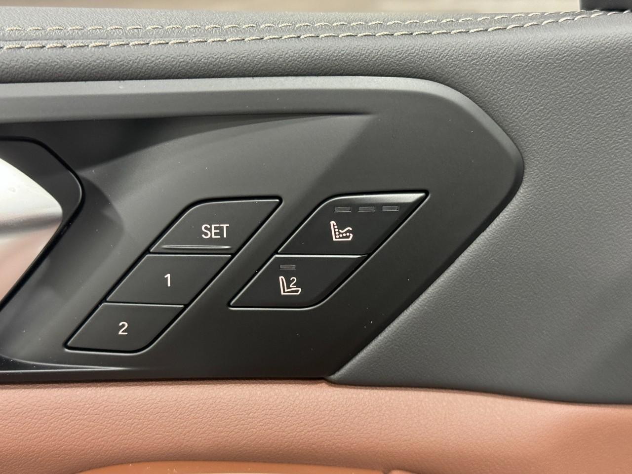 BMW X5 Vehicle Full-screen Gallery Image 25