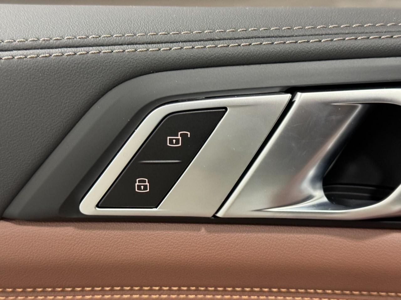 BMW X5 Vehicle Full-screen Gallery Image 26