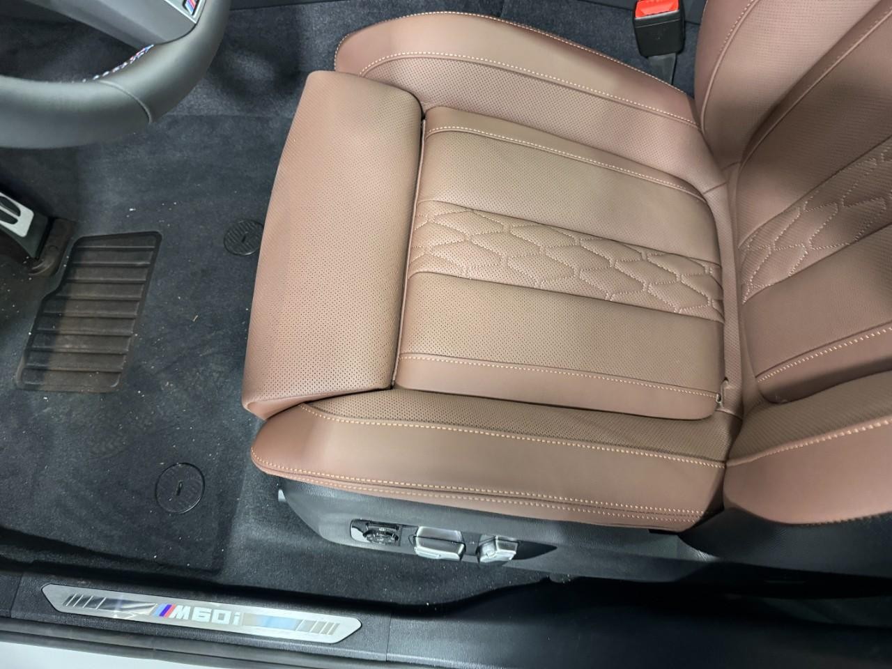 BMW X5 Vehicle Full-screen Gallery Image 29